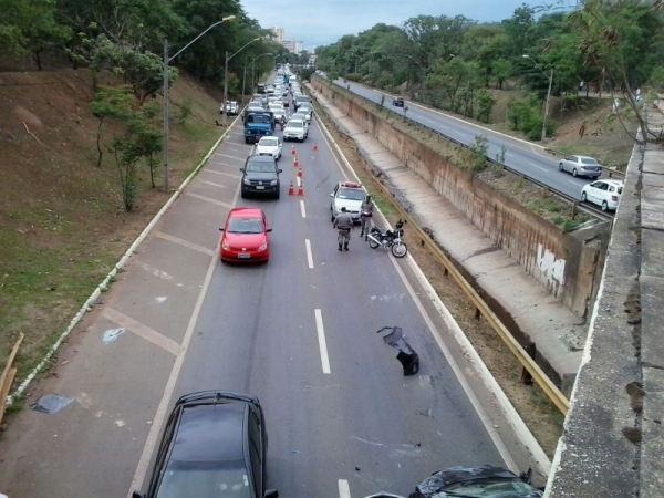Capotamento congestiona Marginal Botafogo