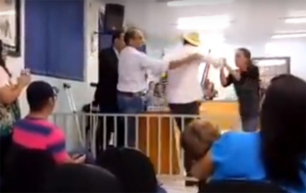 Prefeito tenta agredir vereador na Câmara de Piracanjuba
