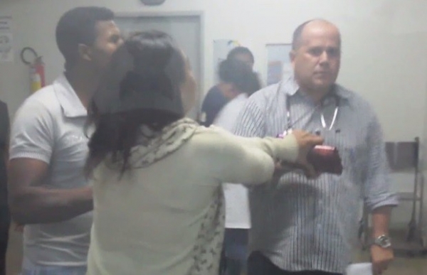 Paciente de Cais ofende enfermeira e é conduzida para delegacia; vídeo Médico intervém e dá voz de prisão à mulher que a