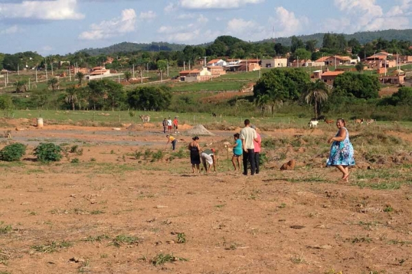 Populares invadem área Pública…