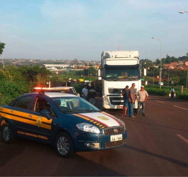 Caminhoneiros bloqueiam trecho da BR-364