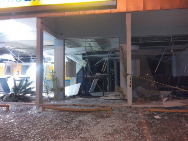 Grupo explode cofre de agência bancária em Corumbaíba