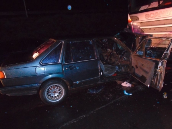Colisão entre carro e caminhão deixa quatro feridos na BR-060