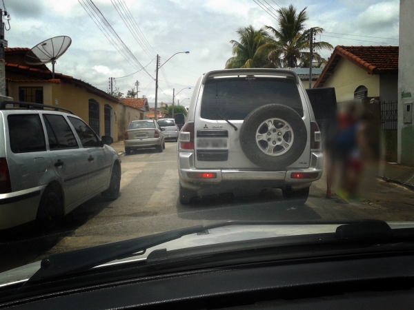 Motoristas desrespeitam normas de trânsito na frente de escolas da cidade