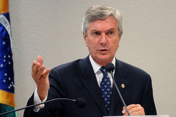 Collor gastou mais de R$ 3 milhões com cartões em 3 anos