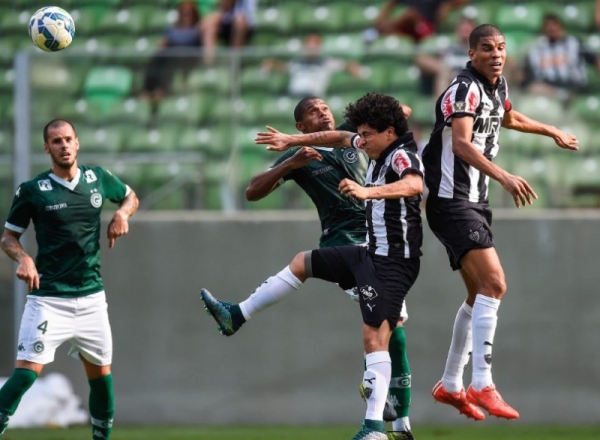 Goiás segura empate e segue vivo no Brasileiro