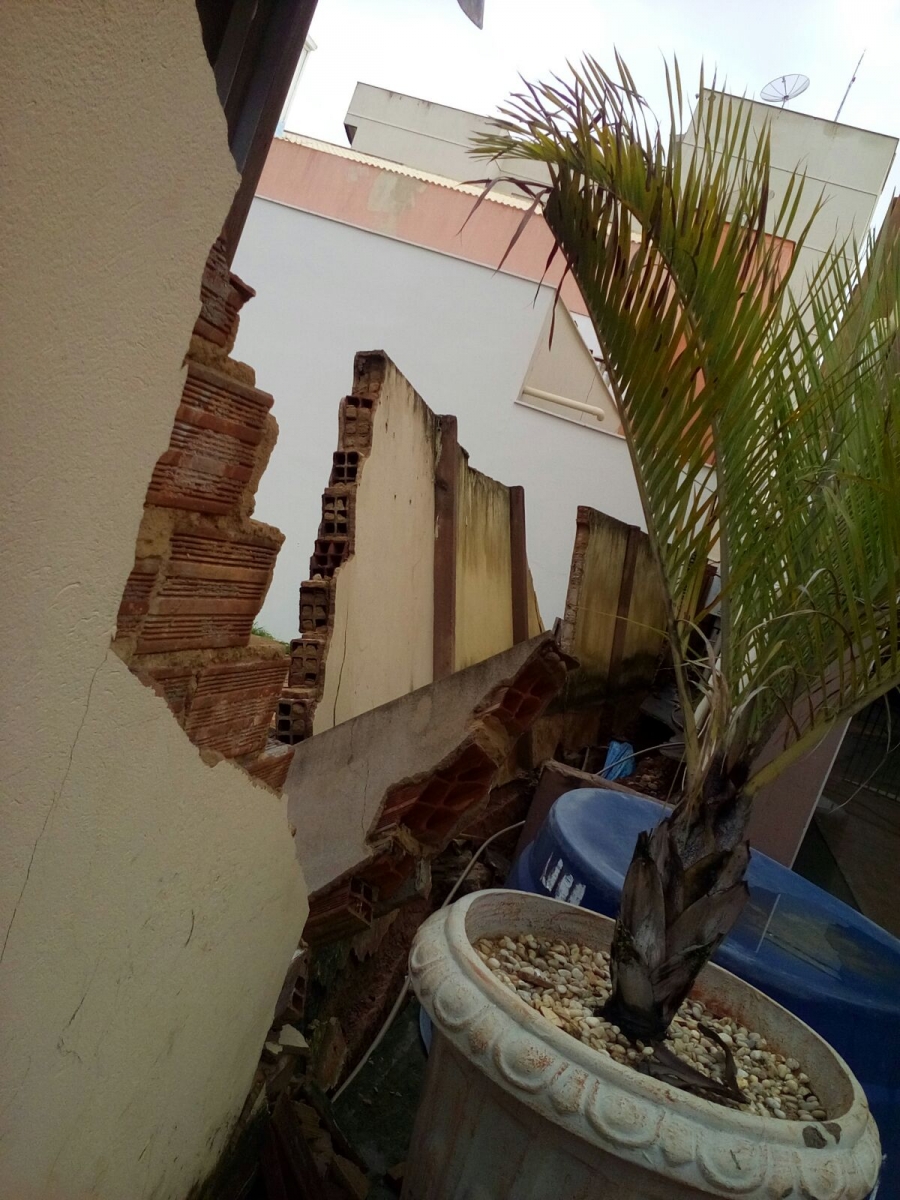 Chuva forte causa estragos em cidade do interior goiano, São Luís foram 2 noites de tensão.
