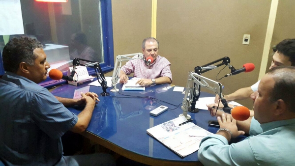 Administração Municipal em entrevista em emissora de rádio local abre espaço para população sobre cidade.