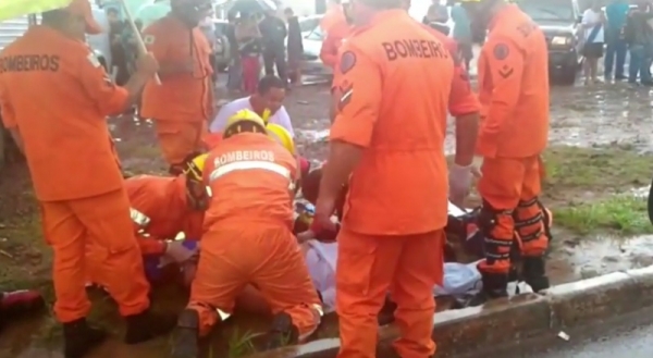 Vídeo | Motociclista morre afogado em enxurrada após ser atropelado