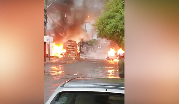 Em Goiânia, carros são incendiados durante chuva