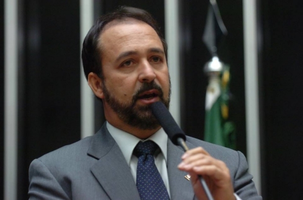 Deputado questiona se vale a pena cassar Cunha e salvar Dilma