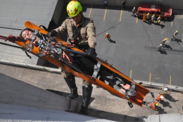 Corpo de Bombeiros faz simulação de explosão no Goiânia Shopping