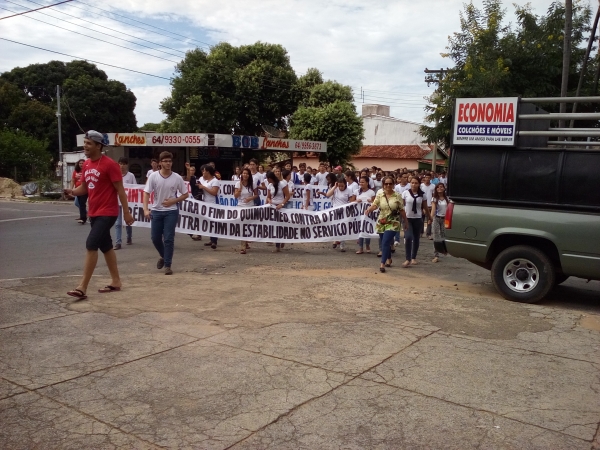 Manifestação Pacífica de professores e alunos em defesa da escola pública em Goiás e São Luís de Montes Belos