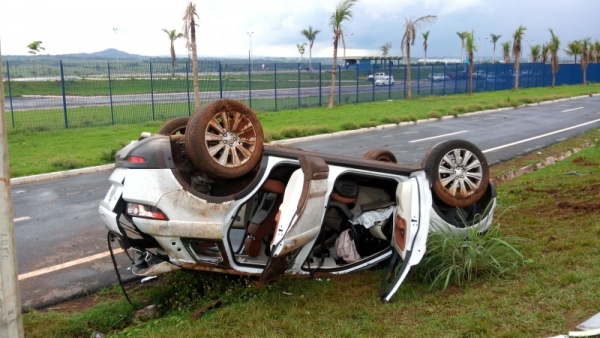 Carro perde o controle e capota em frente ao Autódromo