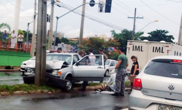 TRÂNSITO: Homem morre ao colidir carro em poste, na Avenida T-2