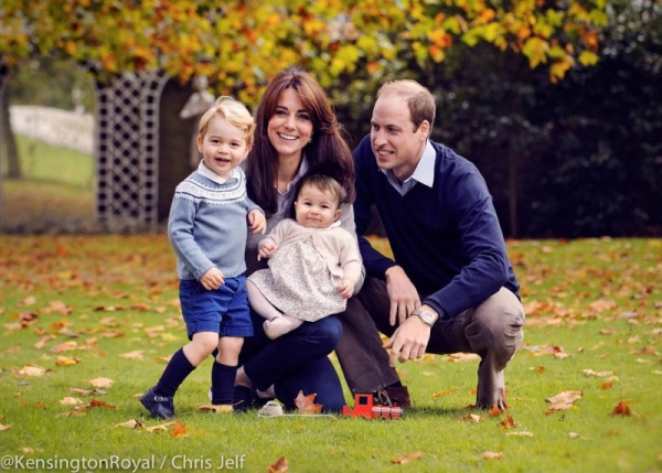 Príncipe William e Kate posam em foto de Natal ao lado dos filhos