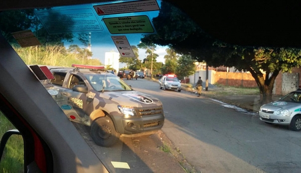 Policiais são baleados e dois bandidos são mortos após uma troca de tiros no Setor Pedro Ludovico