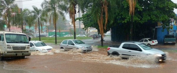 Chuva causa desmoronamento em pista e pane em semáforos em Goiânia