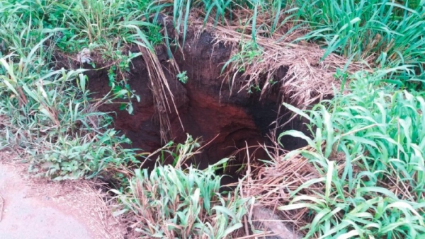 Erosão em trecho da BR-364 interdita via