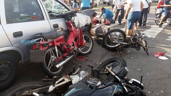 Trânsito, Transportes e Mobilidade (SMT), as três motocicletas colidiram com um carro após este realizar uma conversão i
