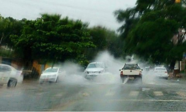Chuva causa congestionamento e acidentes