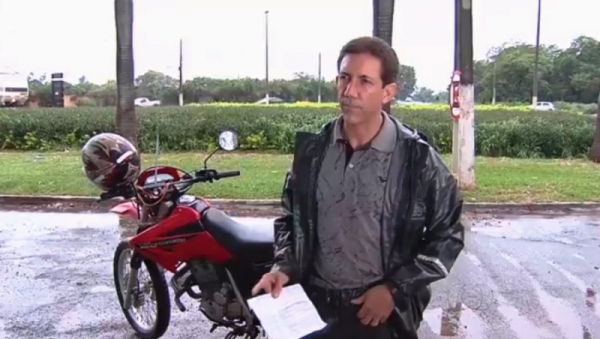 Motociclista multado por não usar cinto