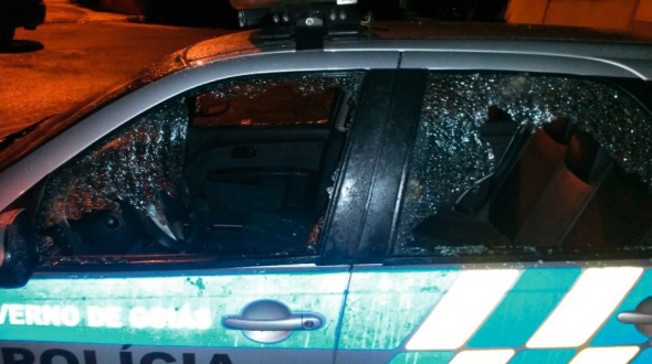 Assaltantes invadem Nazário e rendem PM