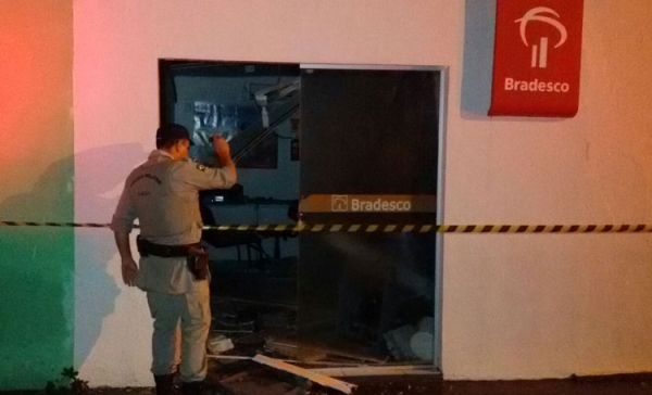Bandidos explodem caixa eletrônico do Bradesco em Córrego do Ouro (GO)