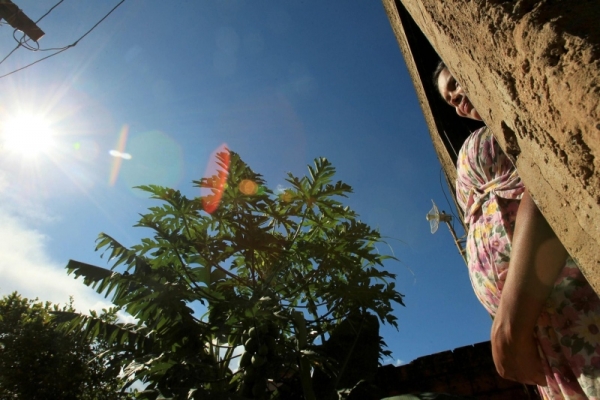 Grávida, com zika e sem atenção.