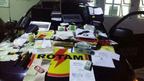 Trio é preso com documentos falsos em escritório de fachada