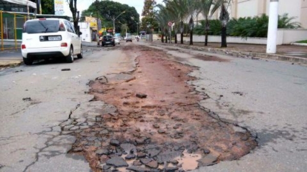 Lama em parques e ruas sem asfalto após temporal