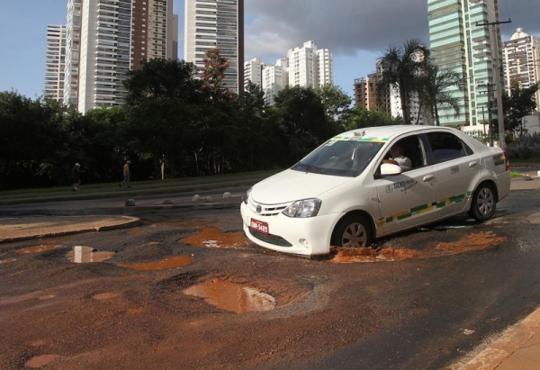 Buracos chegam a 4,80 metros