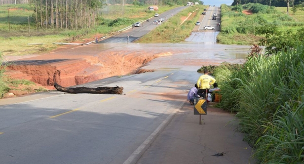 Barragem de represa estoura na GO-070, entre Itaberaí e Itauçu