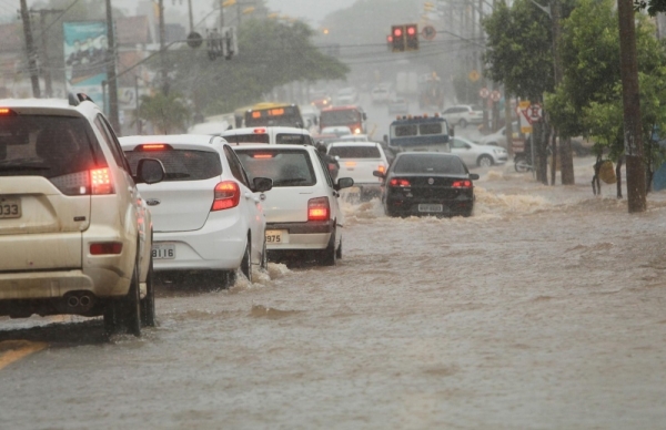 Chuva causa alagamentos em vários bairros de Goiânia
