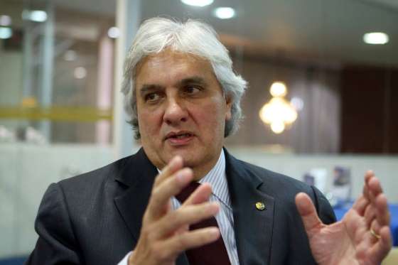 Delcídio faz acordo de delação premiada e acusa Dilma de interferir na Lava Jato