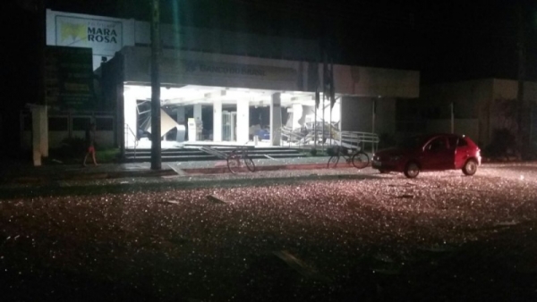 Bando faz reféns e explode cinco caixas eletrônicos em Mara Rosa