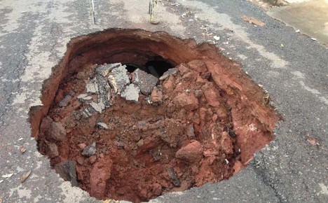 São Luís: Asfalto cede e abre cratera em rua no setor Rodoviário…