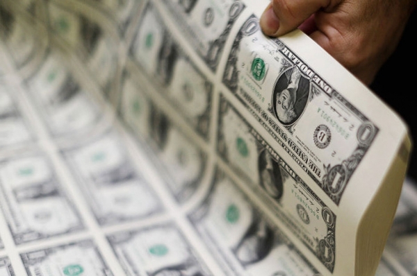 Dólar tem maior alta diária em cinco meses e bolsa cai com turbulência política