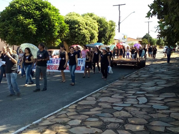 Professores da Rede Municipal fazem manifestação a favor do cumprimento da Lei do Piso Salarial