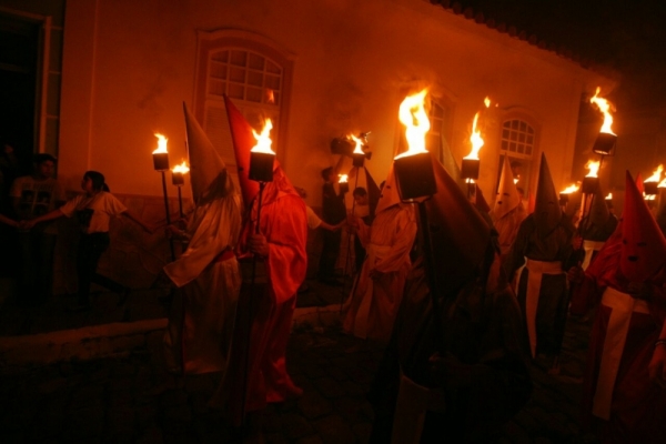 Multidão acompanha procissão do Fogareú na Cidade de Goiás