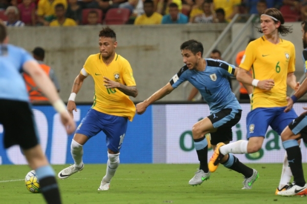 Brasil abre 2 a 0, cede empate ao Uruguai e perde Neymar para o jogo contra o Paraguai