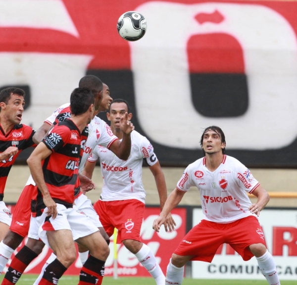Gol de Roger no início dá vitória ao Vila e coloca Tigre na briga por vaga