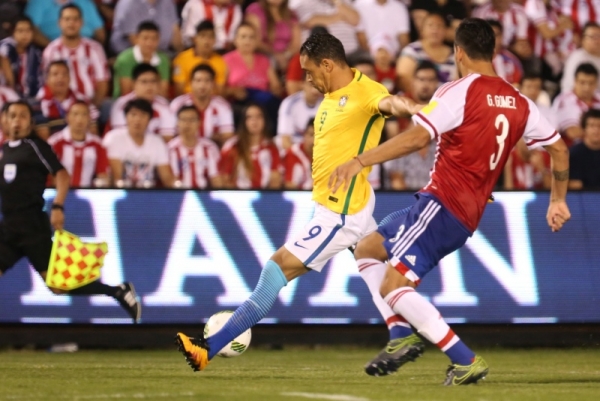 Brasil faz gol nos acréscimos e arranca empate em Assunção