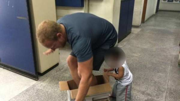 Menino de 2 anos é abandonado em shopping e policiais cuidam dele na delegacia