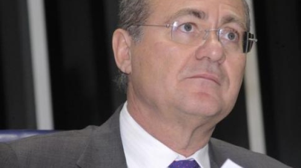 Renan Calheiros lê em plenário resultado da votação do impeachment