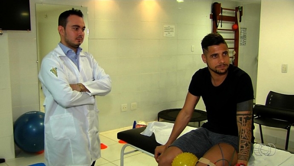 Livre do alcoolismo, Cicinho toca projeto social no interior de Goiás