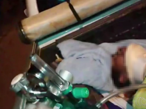 Paciente é transferido de hospital em carroceria de caminhonete;