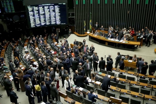 Com aval de Temer, Câmara aprova pauta-bomba de R$ 58 bi em reajustes