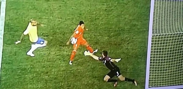 Brasil leva gol de mão, perde do Peru e é eliminado da Copa América