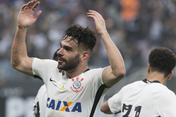 Sob olhares de Tite e Cristóvão, Corinthians vence e volta ao G4